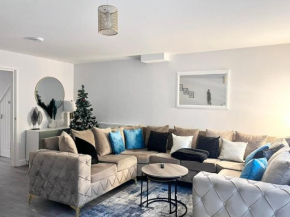 Holiday Home with Free Parking Pool Table&Hot tub
